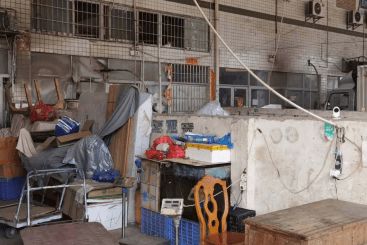 小型工廠倉庫消防隱患重重 電線亂拉、貨物亂堆、意識薄弱亟待整治