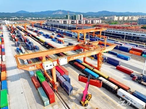贛州集裝箱裝卸繁忙，貨物進出口活力四射